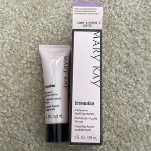 TimeWise Matte-Wear Liquid Foundation